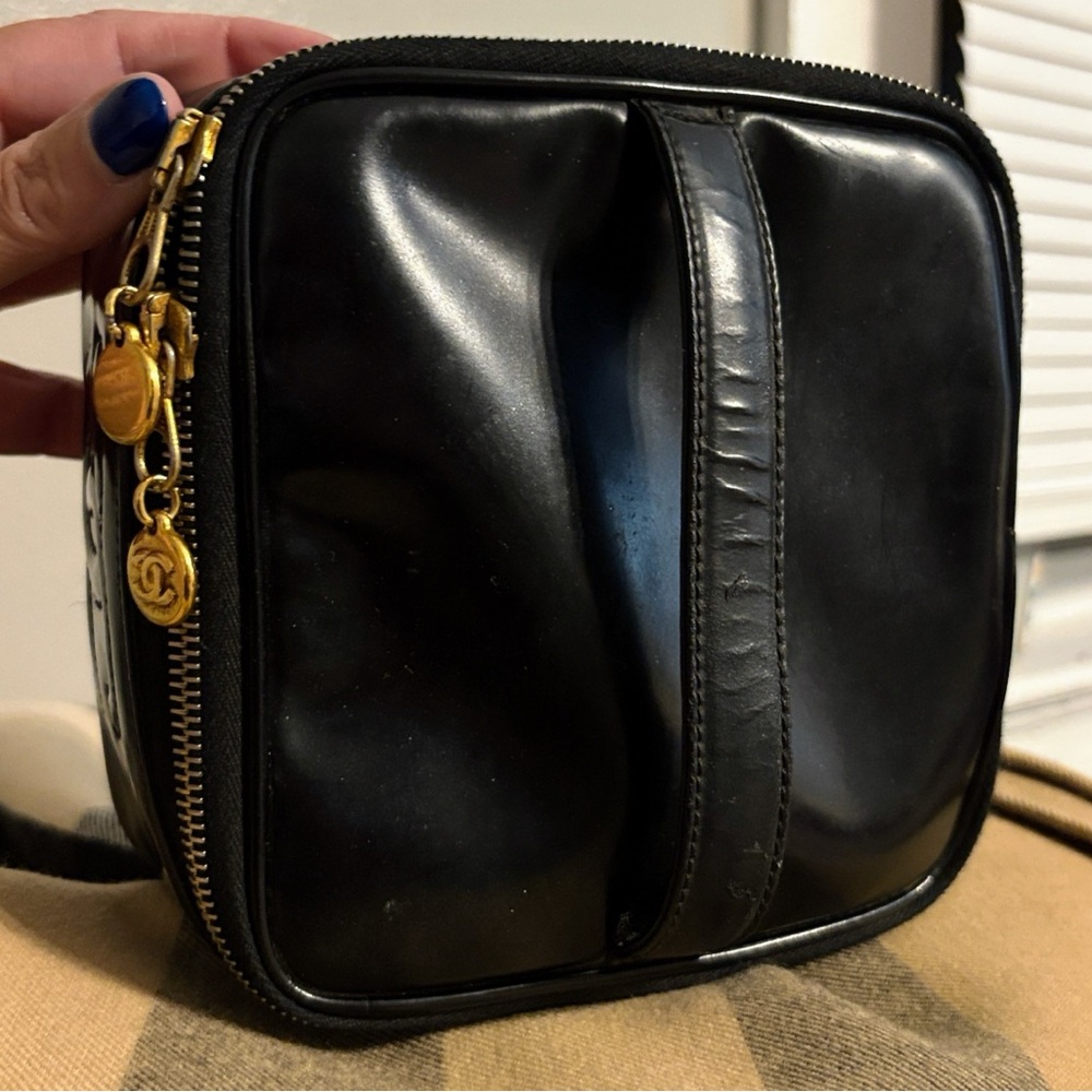 CHANEL - Black Gold Patent Leather top handle Vanity Case - 100% Authentic - Picture 8 of 16